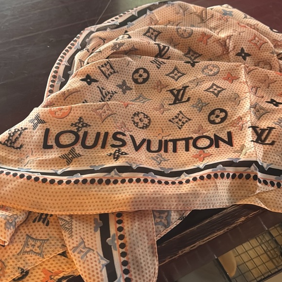 Brand new Louis Vuitton stole silk - Picture 2 of 5